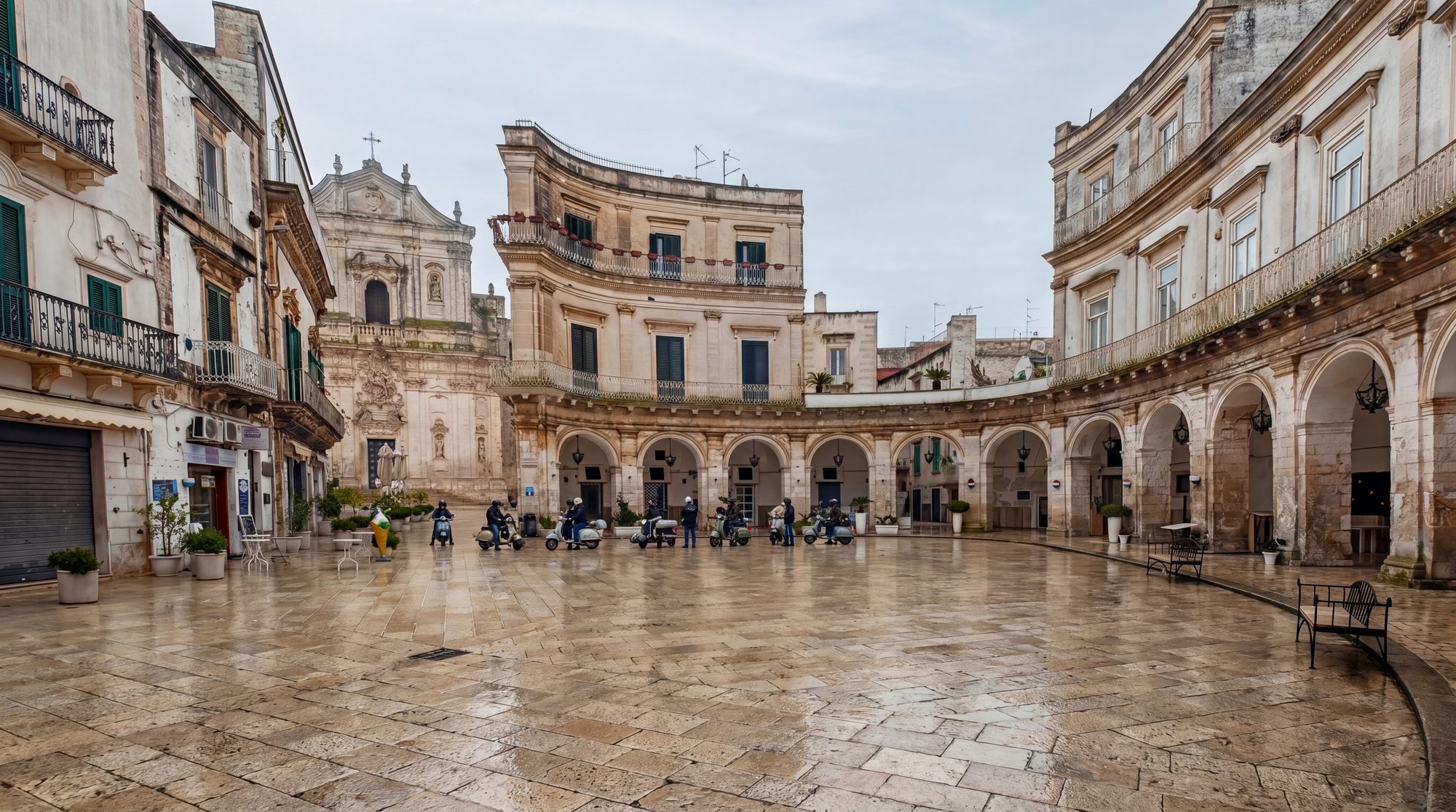 Martina Franca, piazza con Vespe