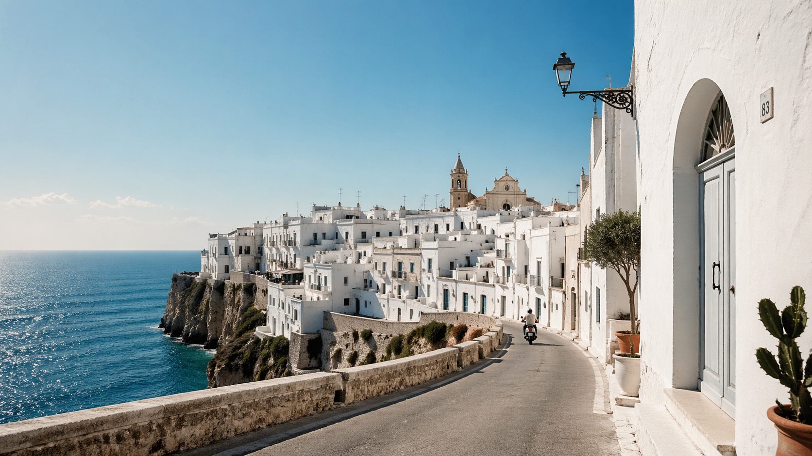 Ostuni, vicolo sul mare