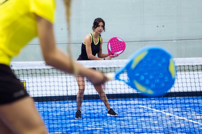 Padel — giocatrice a rete